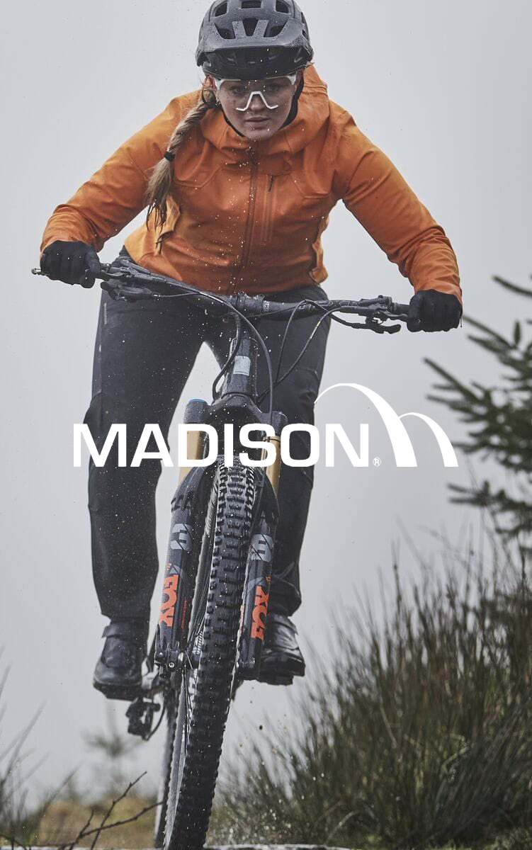 Madison est une marque anglaise qui propose des textiles et accessoires pour toutes les pratiques du cyclisme.